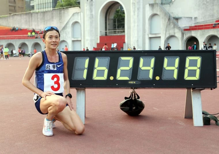 公開女5000公尺決賽,謝千鶴16分24秒48摘金破大會。林嘉欣/攝影。