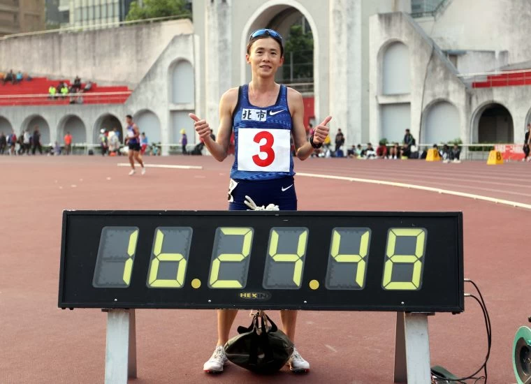 公開女5000公尺決賽,謝千鶴16分24秒48摘金,和以16分31秒16得銀的曹純玉雙雙打破大會紀錄。林嘉欣/攝影。