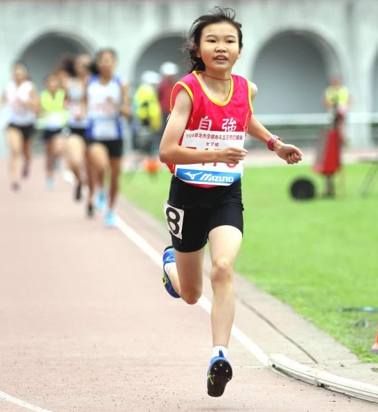 才141公分的國二生刁筱唯(前)參加公開女子組越級打怪。林嘉欣/攝影。