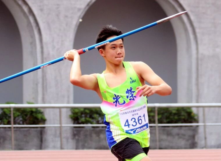 光榮國中黃潮鴻以70.54奪金破大會超全中運,寫下國男標槍改制為700g以來最佳成績。林嘉欣/攝影。