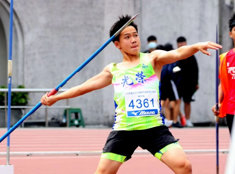 光榮國中黃潮鴻以70.54奪金破大會超全中運,寫下國男標槍改制為700g以來最佳成績。林嘉欣/攝影。