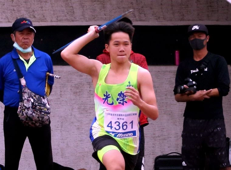 光榮國中黃潮鴻以70.54奪金破大會超全中運,寫下國男標槍改制為700g以來最佳成績。林嘉欣/攝影。