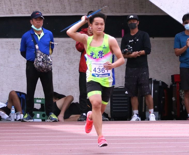 光榮國中黃潮鴻以70.54奪金破大會超全中運,寫下國男標槍改制為700g以來最佳成績。林嘉欣/攝影。