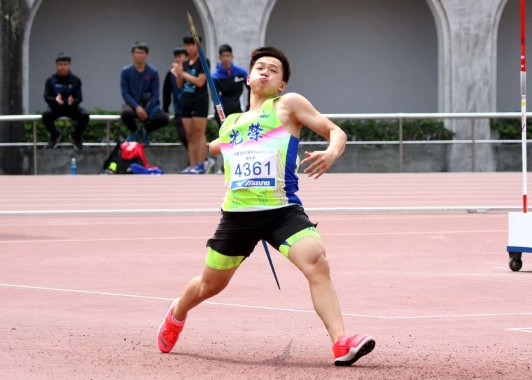 光榮國中黃潮鴻以70.54奪金破大會超全中運,寫下國男標槍改制為700g以來最佳成績。林嘉欣/攝影。