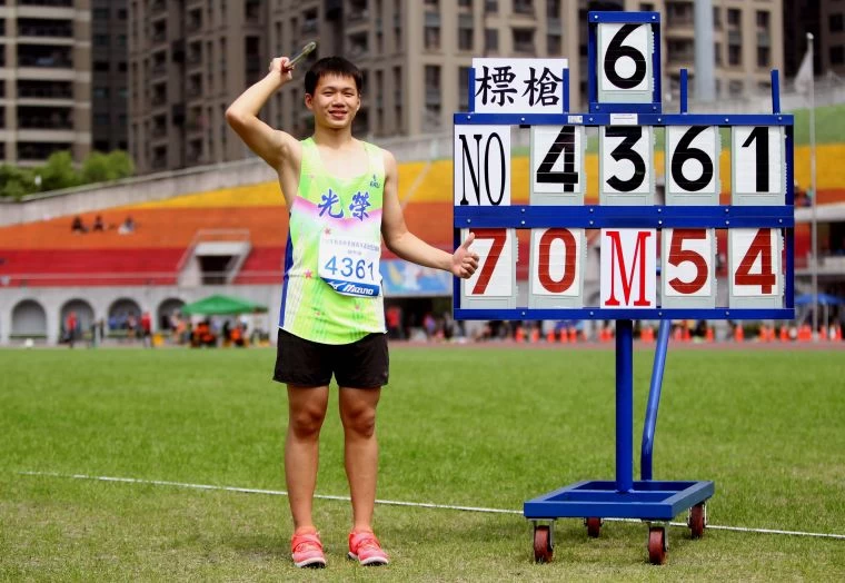 光榮國中黃潮鴻以70.54奪金破大會超全中運，寫下國男標槍改制為700g以來最佳成績。林嘉欣／攝影。