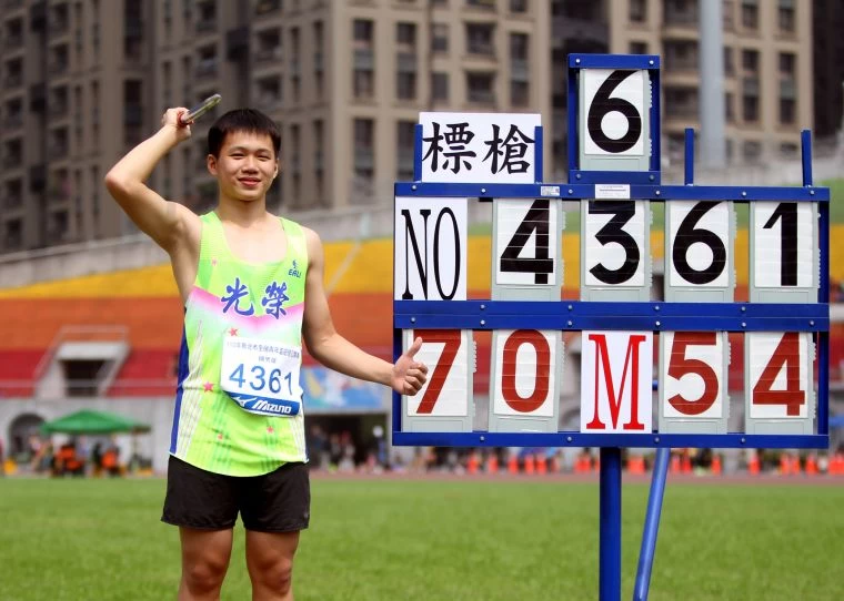 光榮國中黃潮鴻以70.54奪金破大會超全中運,寫下國男標槍改制為700g以來最佳成績。林嘉欣/攝影。