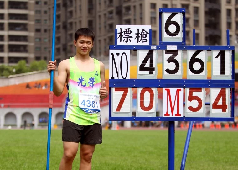 光榮國中黃潮鴻以70.54奪金破大會超全中運,寫下國男標槍改制為700g以來最佳成績。林嘉欣/攝影。