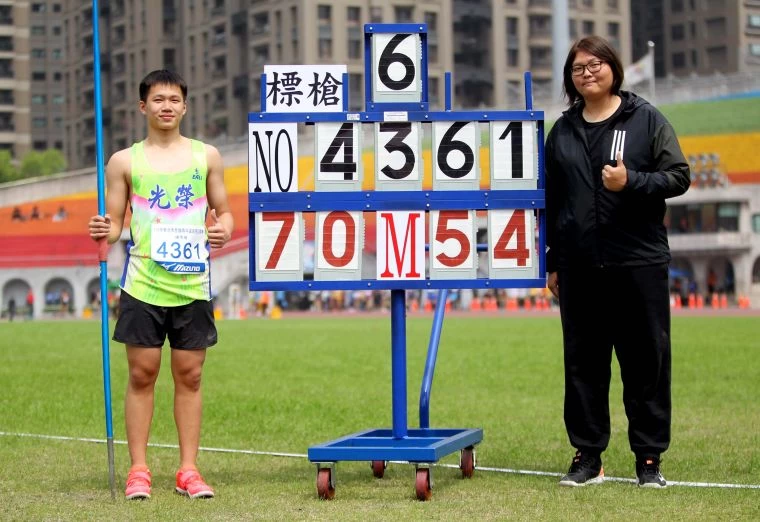 光榮國中黃潮鴻以70.54奪金破大會超全中運,寫下國男標槍改制為700g以來最佳成績。林嘉欣/攝影。