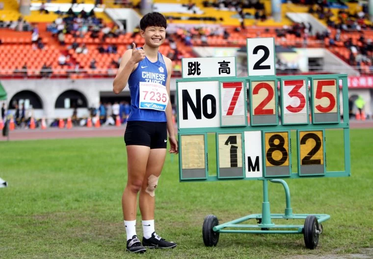 奧運培訓隊張喬茵在青年盃田徑公開賽女子組跳高決賽,以1公尺82連莊破大會並達標世大運和亞運。林嘉欣/攝影。