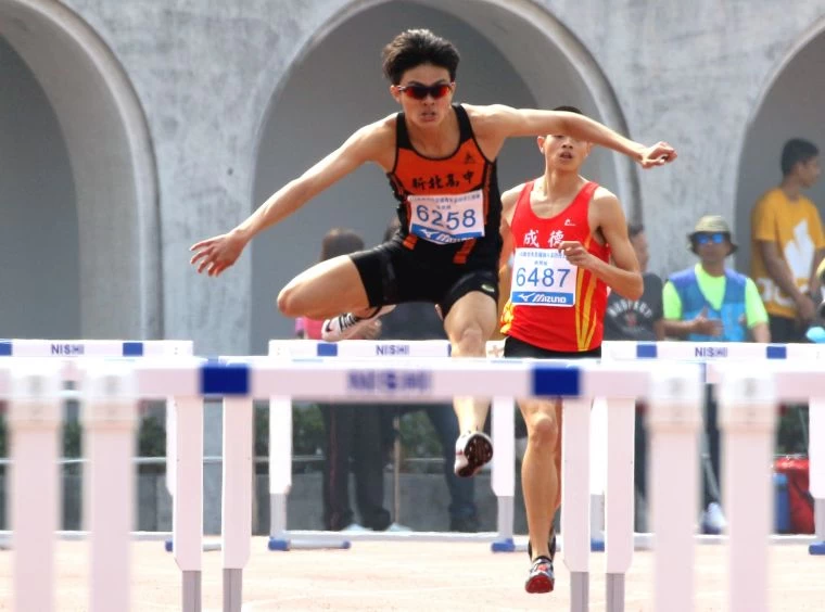 新北高中陳建榮(前)將高懸9年的高男大會紀錄送入歷史。林嘉欣/攝影。