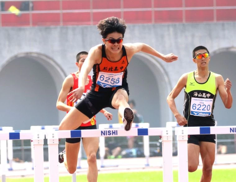 新北高中陳建榮(前)將高懸9年的高男大會紀錄送入歷史。林嘉欣/攝影。