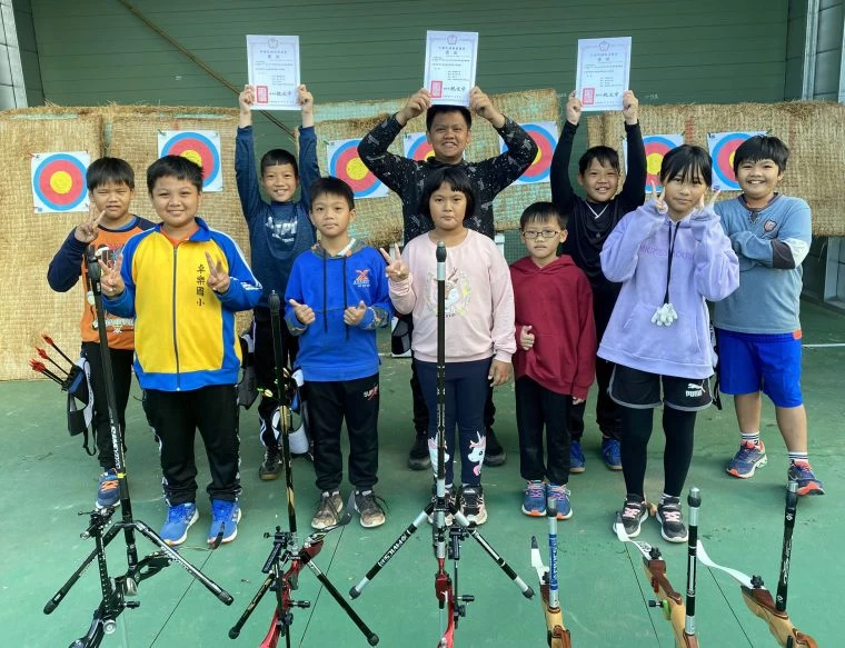 卓樂國小成軍才1年8個月,便勇奪青年盃射箭賽國男反曲弓團體第四名。卓樂國小/提供。