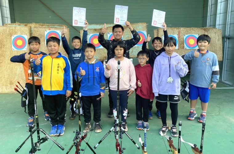 卓樂國小成軍才1年8個月,便勇奪青年盃射箭賽國男反曲弓團體第四名。卓樂國小/提供。