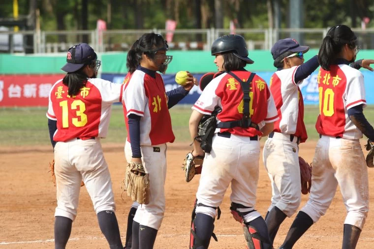 國女組北市北投六局下逆轉以11:8勝苗縣通宵,球員露出歡欣表情。高中體總提供