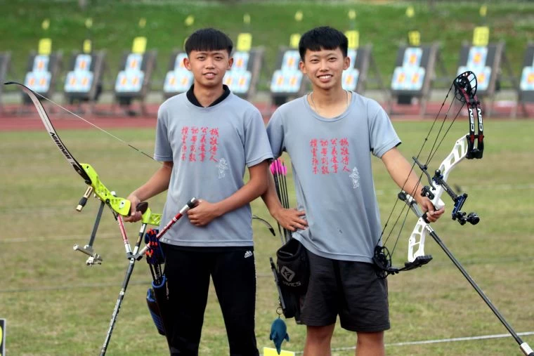 台南市土城高中射箭隊兄弟檔黃士銓/黃智諱。林嘉欣/攝影。