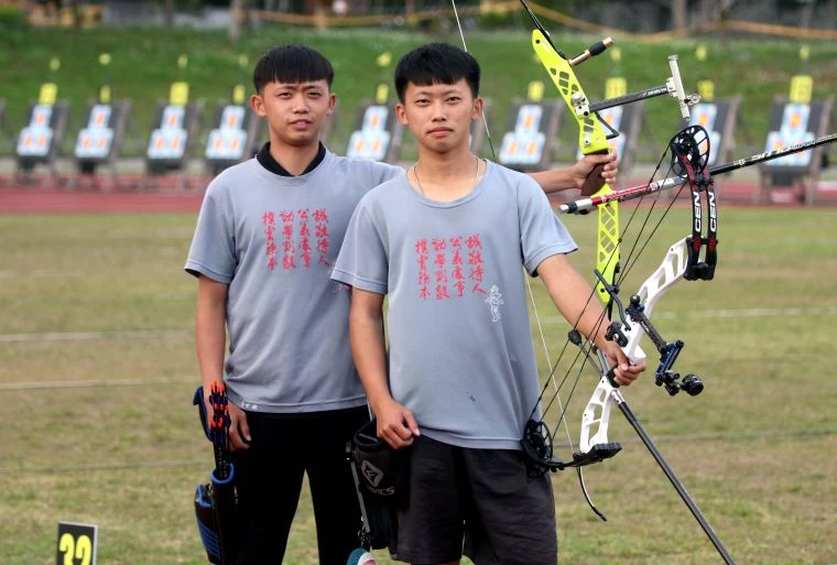 台南市土城高中射箭隊兄弟檔黃士銓/黃智諱。林嘉欣/攝影。