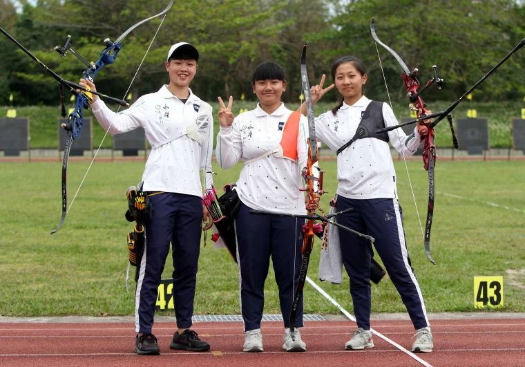 桃園市永豐高中施孟君(左起)/田文慈/邱意晴在高女反曲弓團體賽連莊。林嘉欣/攝影。