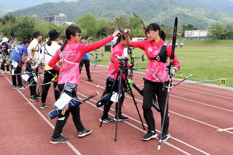 香山高中在高女反曲弓團體賽得銀。林嘉欣/攝影。