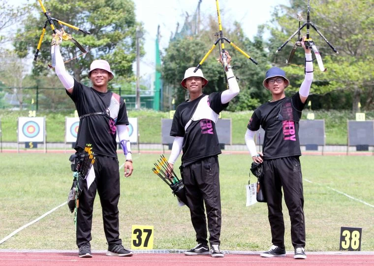 東大體中鐘徐東(右起)/胡仲威/張建強首度在青年盃反曲弓高男組團體賽首稱王。林嘉欣/攝影。