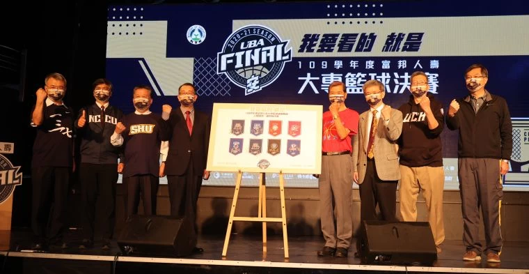 校長合照。李天助攝