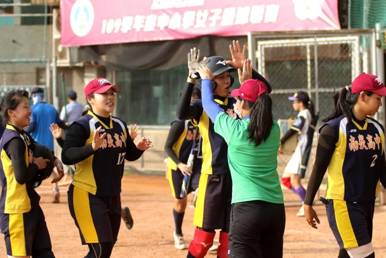 高女組南崁高中延長賽九下以6:5勝丹鳳高中。賽後執行教練歐靜潔(背對者) 與球員相互擊掌慰勉。高中體總提供