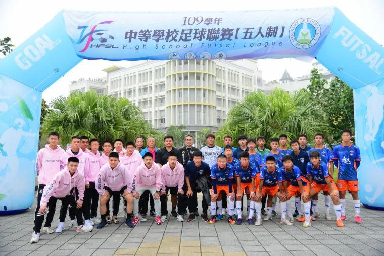 ▲台中運動局長李昱叡到場支持青年、惠文兩支球隊。(圖/記者張曜麟攝,下同)