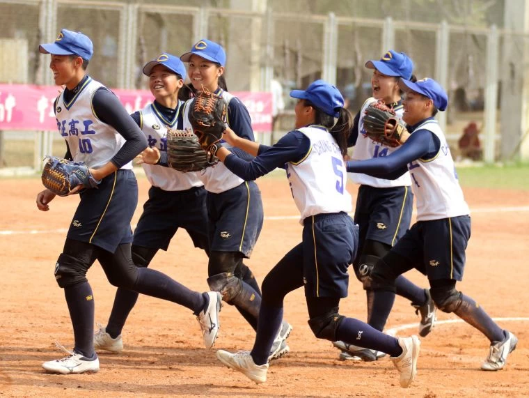 高女組高雄市中正高工以4:2驚險勝丹鳳高中,賽後球員興奮之情寫在臉上,明天與南崁高中互拚冠軍。高中體總提供