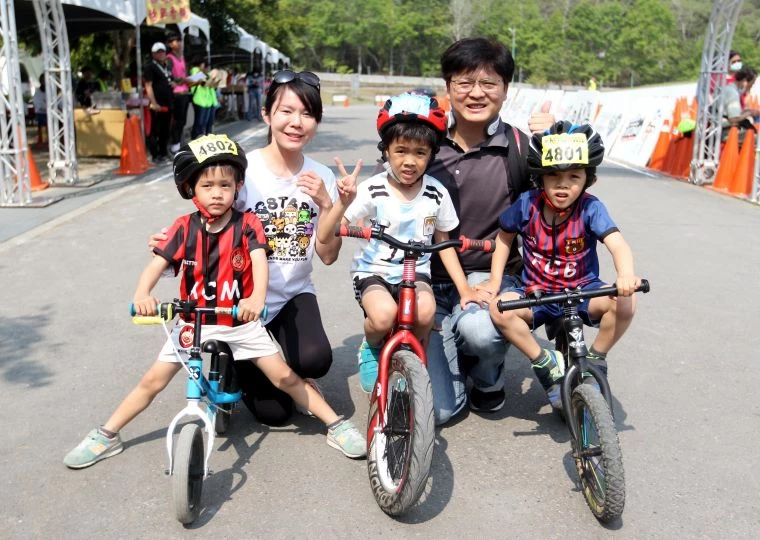 張昊勳、施昊鈞、施昊霆三兄弟。中華民國自行車騎士協會/提供。