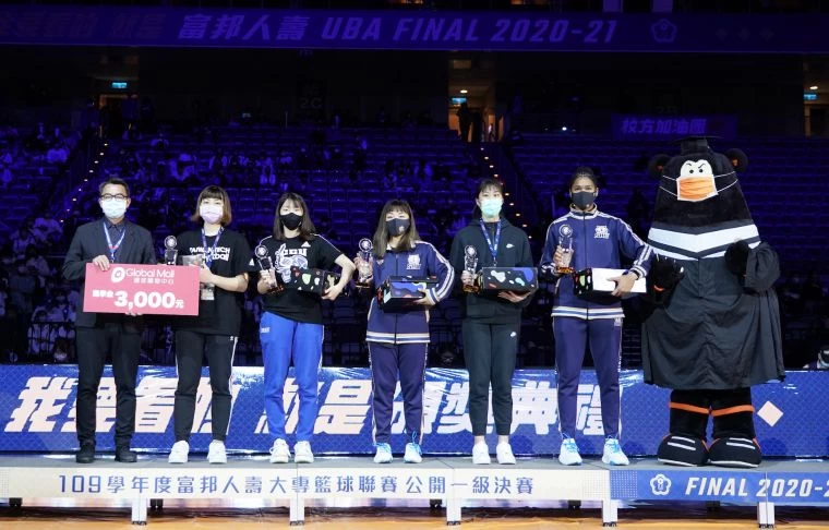 女子組個人獎(由左至右)頒獎人冠德集團張勝安副總、得分后陳芷英、助攻后黃巧鈞、抄截后李吟娸、阻攻后邵雨及籃板后潔丹妮兒。大會提供