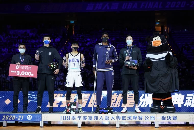 男子組個人獎(由左至右)頒獎人冠德集團張勝安副總、得分王呂威霆、助攻王_抄截王游艾喆、阻攻王丹尼爾及籃板王蘇格爾。大會提供