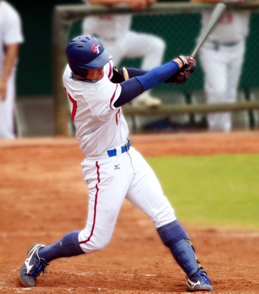 陳傑憲在關鍵第7戰擊出致勝2分砲,為獅隊贏得隊史第10座總冠軍。720armour運動眼鏡/提供。