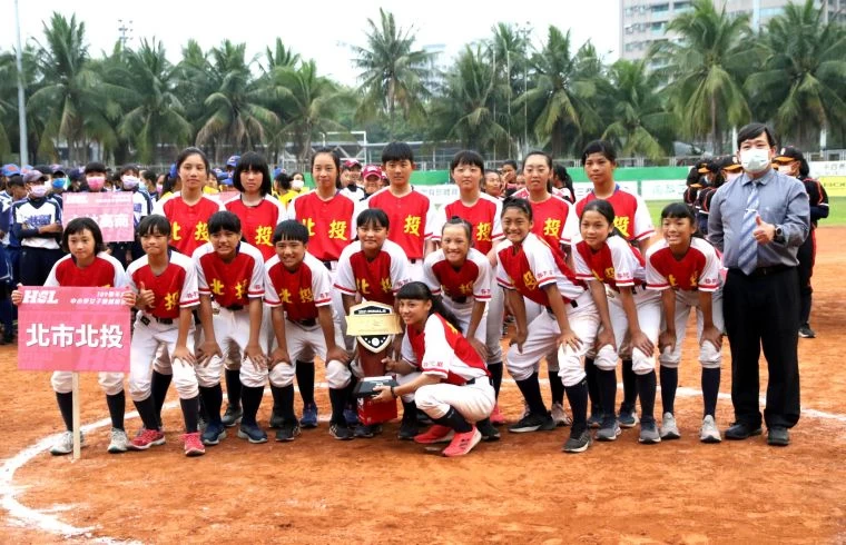 國女組甲級北市北投獲亞軍，高中體總會長胡劍峯（右1）頒獎後合影。高中體總提供