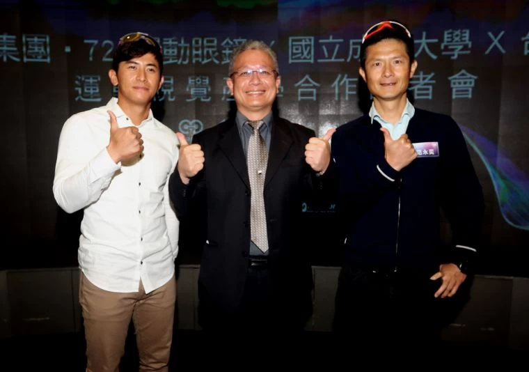 棒壇四爺」陳傑憲(左)、車界戰神范永奕(右)和華美集團董事陳志銘。。720armour運動眼鏡/提供。