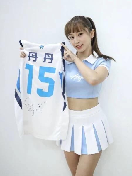 神秘交換卡有機會抽實戰球衣簽名卡及patch簽名卡款等品項。官方提供