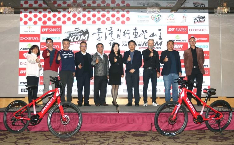 台灣登山王挑戰10週年記者會貴賓合影。中華民國自行車騎士協會/提供。