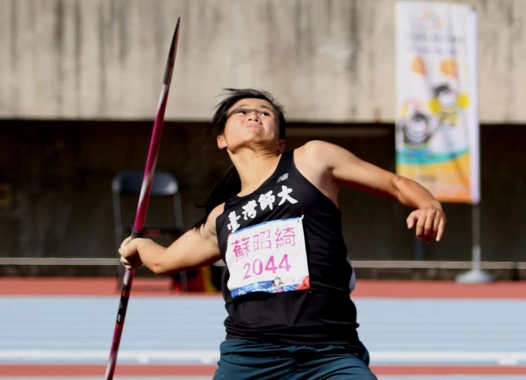 臺灣師範大學蘇昭綺(右)56.10達標亞運和世大運,躍居女子標槍歷年第二傑。資料照片 林嘉欣/攝影。