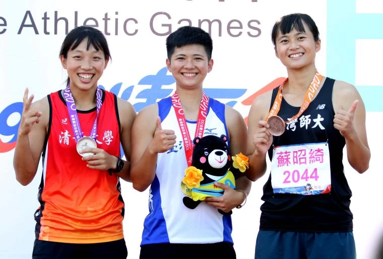 臺灣師範大學蘇昭綺(右)56.10奪金,和以54.88奪銀的清華大學邱于庭(左)都打破大會紀錄54.69。資料照片 林嘉欣/攝影。