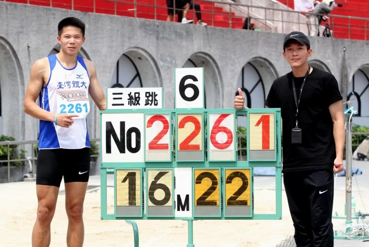 李允辰以16.22破高懸5年的大會紀錄,達標2022亞運並躍居歷年第四傑後,開心和教練蔡易達共享榮耀。林嘉欣/攝影。