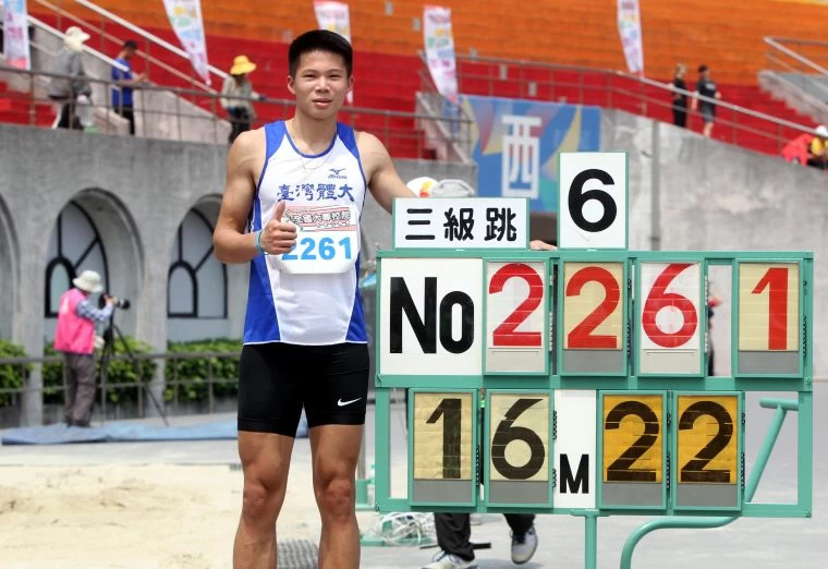 李允辰以16.22破高懸5年的大會紀錄,達標2022亞運並躍居歷年第四傑。林嘉欣/攝影。