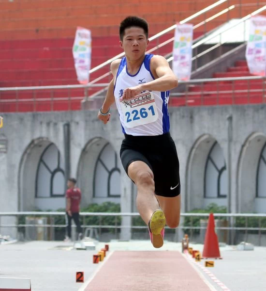 李允辰以16.22破高懸5年的大會紀錄,達標2022亞運並躍居歷年第四傑。林嘉欣/攝影。