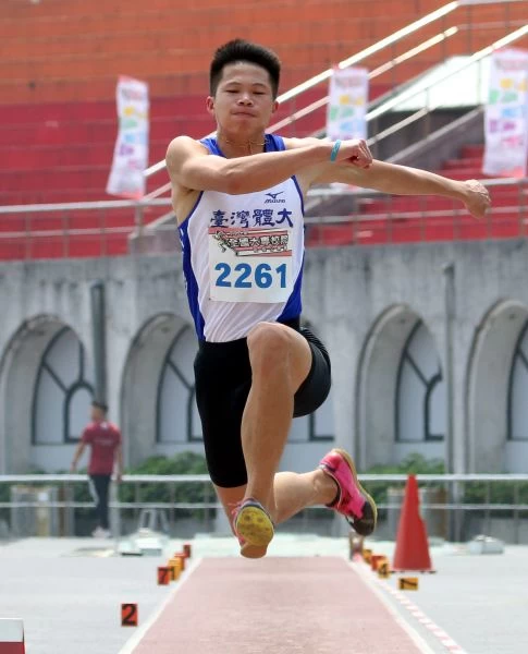 李允辰以16.22破高懸5年的大會紀錄,達標2022亞運並躍居歷年第四傑。林嘉欣/攝影。