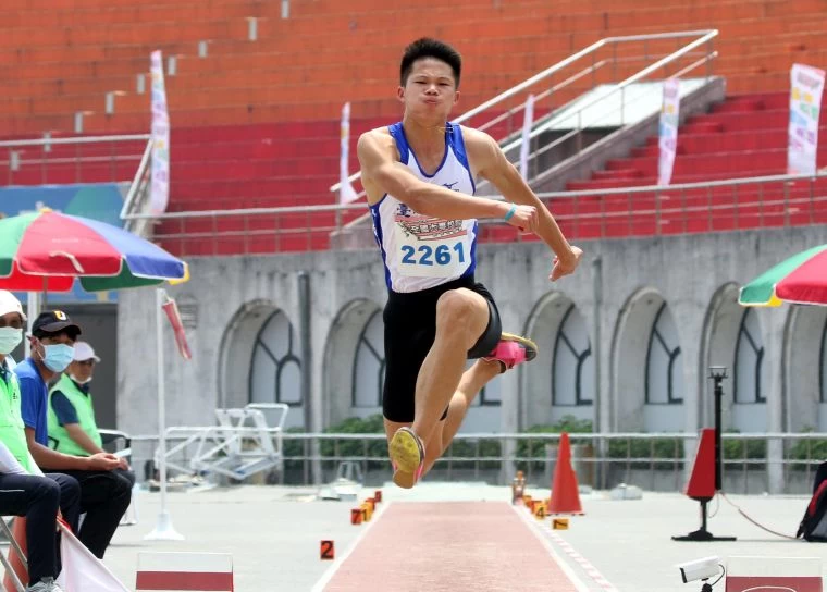李允辰以16.22破高懸5年的大會紀錄,達標2022亞運並躍居歷年第四傑。林嘉欣/攝影。