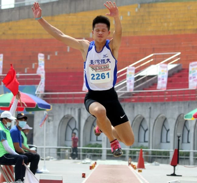李允辰以16.22破高懸5年的大會紀錄,達標2022亞運並躍居歷年第四傑。林嘉欣/攝影。