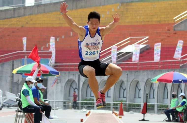 李允辰以16.22破高懸5年的大會紀錄,達標2022亞運並躍居歷年第四傑。林嘉欣/攝影。