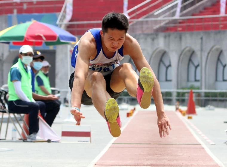 李允辰以16.22破高懸5年的大會紀錄,達標2022亞運並躍居歷年第四傑。林嘉欣/攝影。