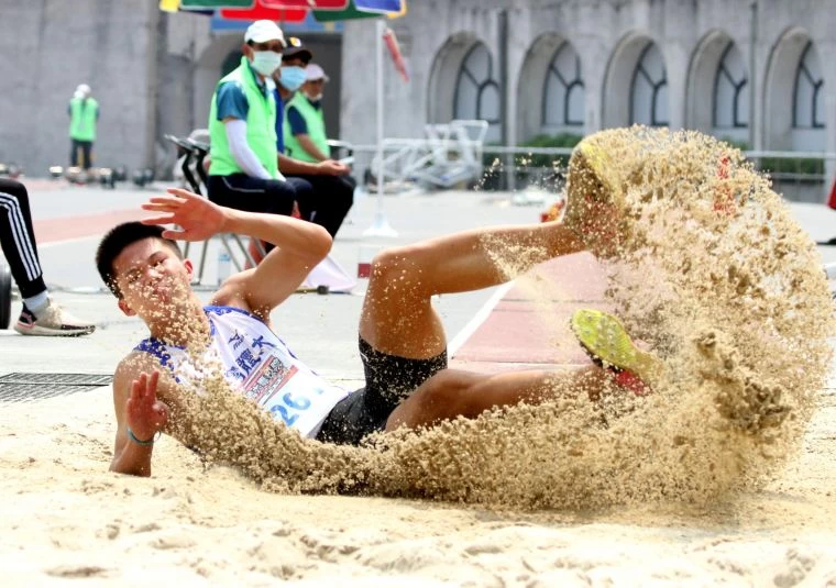 李允辰以16.22破高懸5年的大會紀錄,達標2022亞運並躍居歷年第四傑。林嘉欣/攝影。
