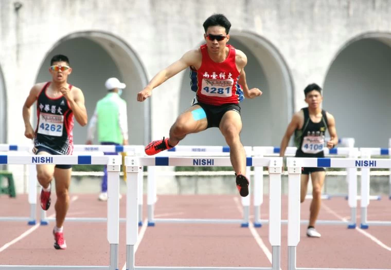 南臺科技大學姚博薰(前)以54.38封王破大會,改寫高懸10年的大會紀錄。林嘉欣/攝影。