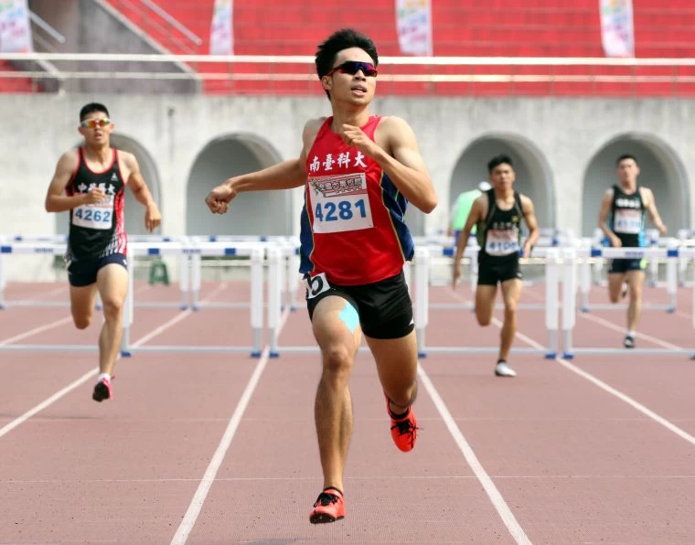 南臺科技大學姚博薰(前)以54.38封王破大會,改寫高懸10年的大會紀錄。林嘉欣/攝影。