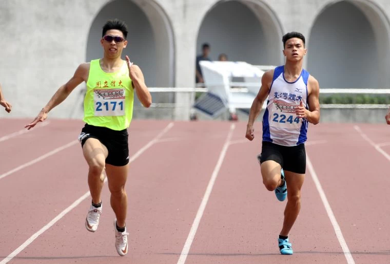 國體大林祐賢(左)飆出個人最佳的21.13,改寫高懸11年的大男甲200公尺大會紀錄,並達標世大運。林嘉欣/攝影。