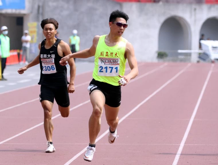國體大林祐賢(前)飆出個人最佳的21.13,改寫高懸11年的大男甲200公尺大會紀錄,並達標世大運。林嘉欣/攝影。